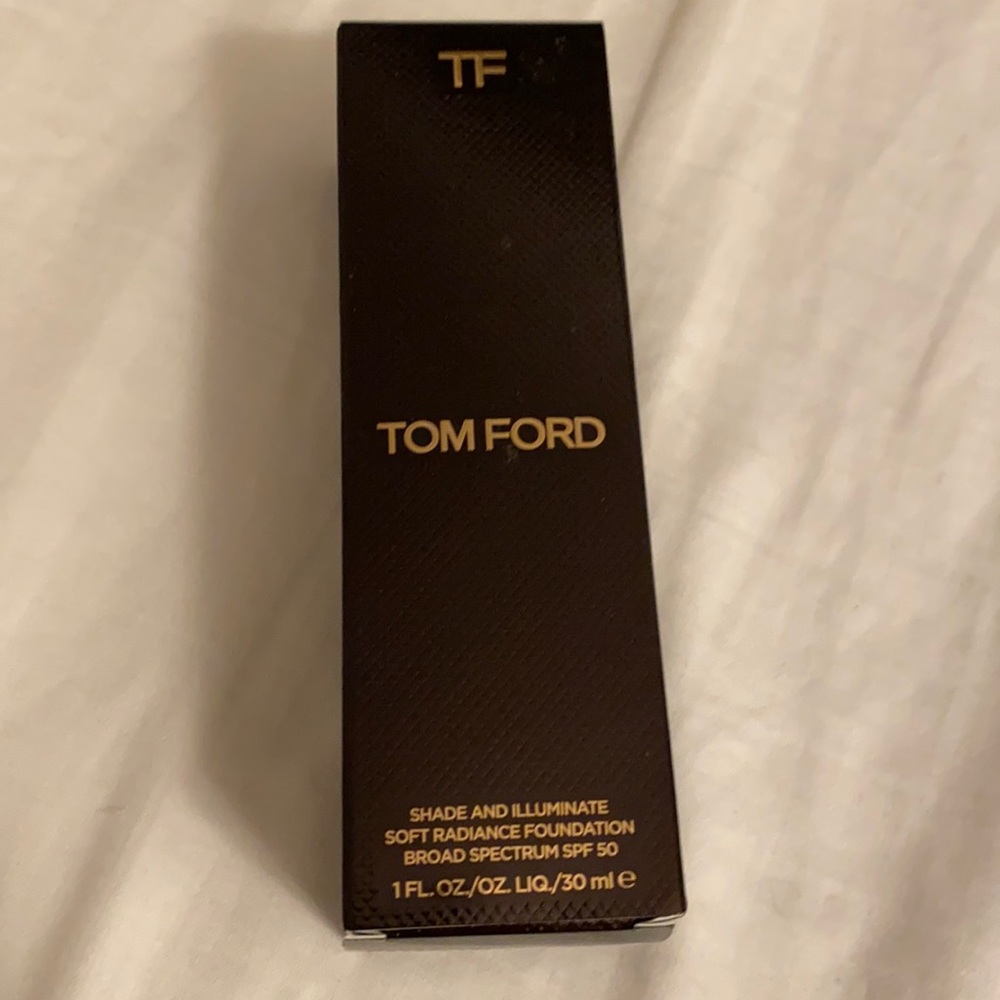 Tom Ford shade and illuminate soft radiance foundation broad spectrum SPF50